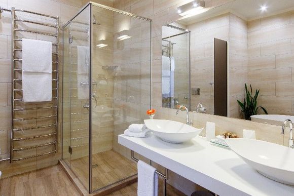 Modernes Badezimmer mit Duschkabine aus Glas
