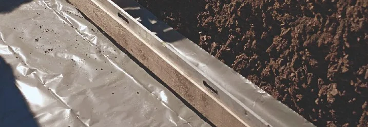 Baufolie und Holzrahmen auf Baustelle