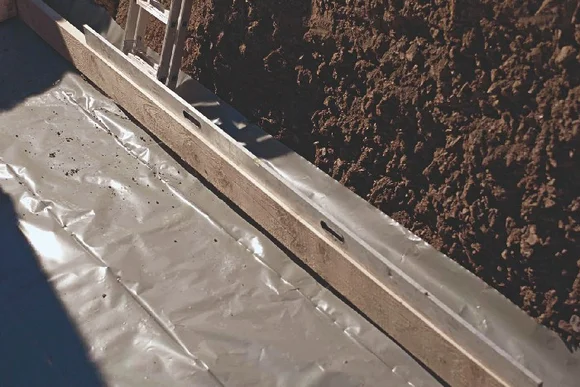 Baufolie und Holzrahmen auf Baustelle