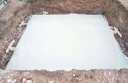 Fertig gegossenes Pool-Fundament aus Beton.