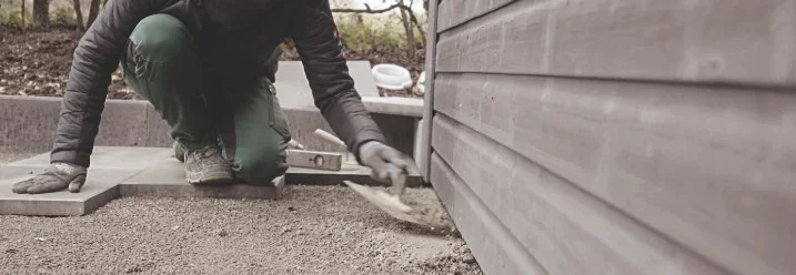 Person ebnet Kies mit Kelle