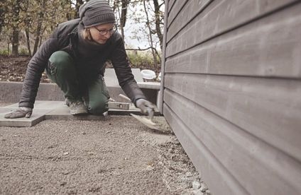 RT Terrasse anlegen Steine legen 20 51 717x467 Randeinfassung aus Betonschicht wird gebaut