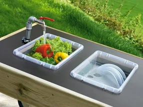 Spielzeug-Spüle aus Holz mit Wasserhahn