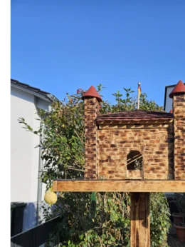 Vogelhaus in Form einer Burg