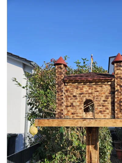 Vogelhaus in Form einer Burg