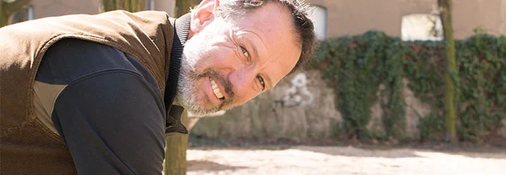 Lächelnde Person im Garten