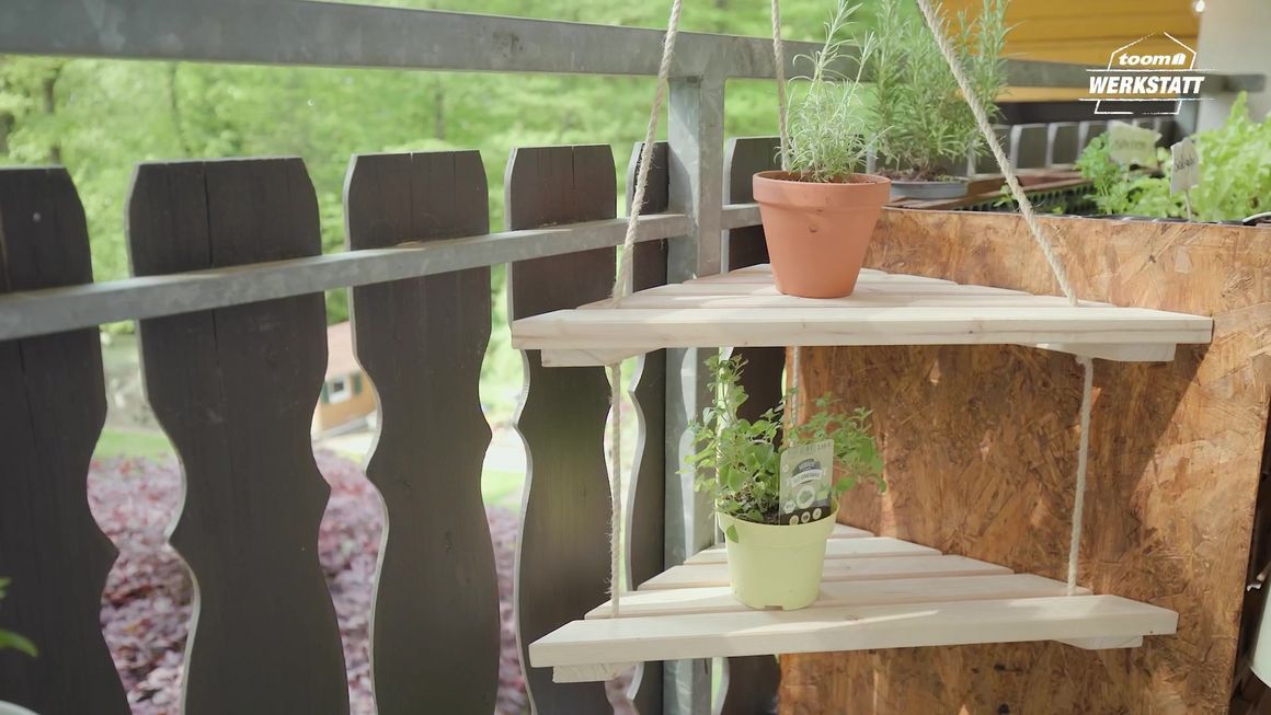 Hängeregal aus Holz mit Kräutern