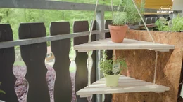 Hängeregal aus Holz mit Kräutern