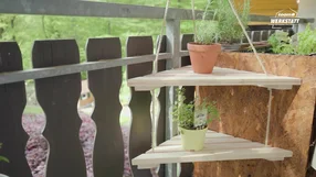 Hängeregal aus Holz mit Kräutern