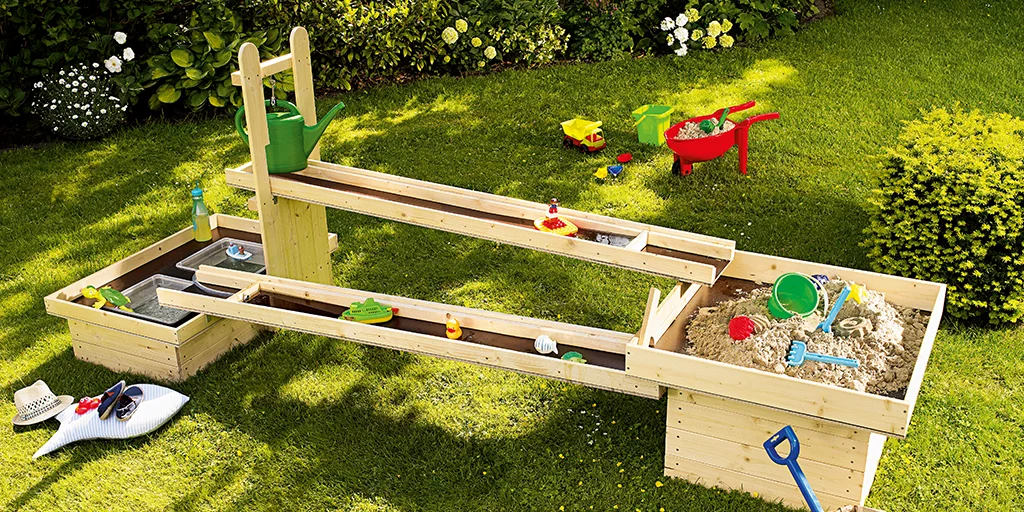 Hölzerner Sandkasten mit Wasserrinnen