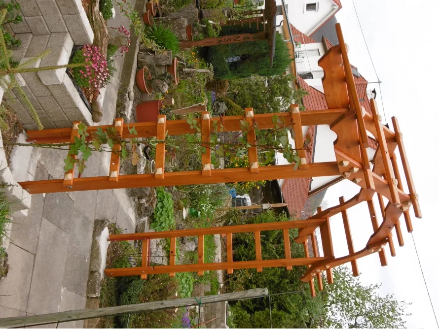 Holzgerüst im Garten