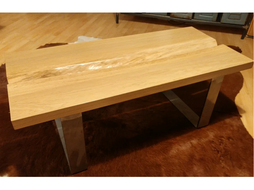 Couchtisch aus Holz mit Metallbeinen