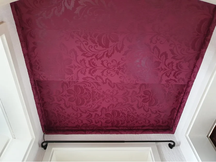 Dunkelrote gemusterte Decke