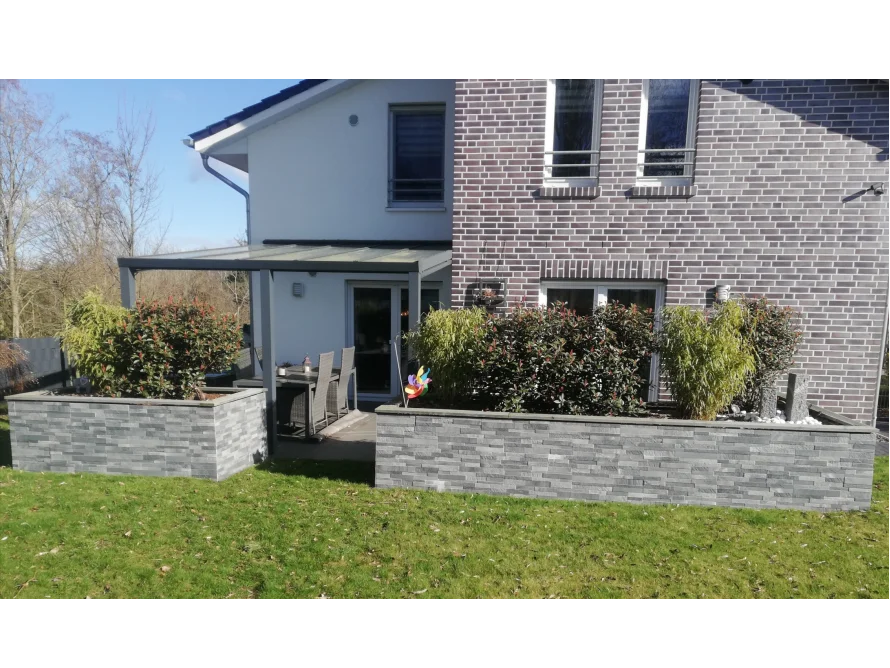 Gepflasterte Terrasse mit Überdachung