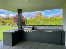 Außenküche unter einem Vordach