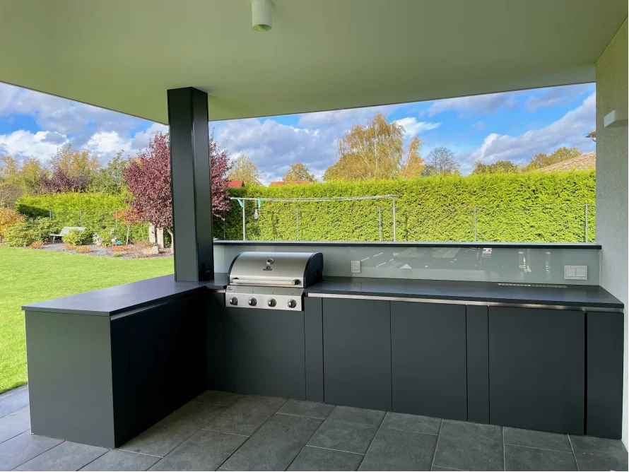 Außenküche unter einem Vordach