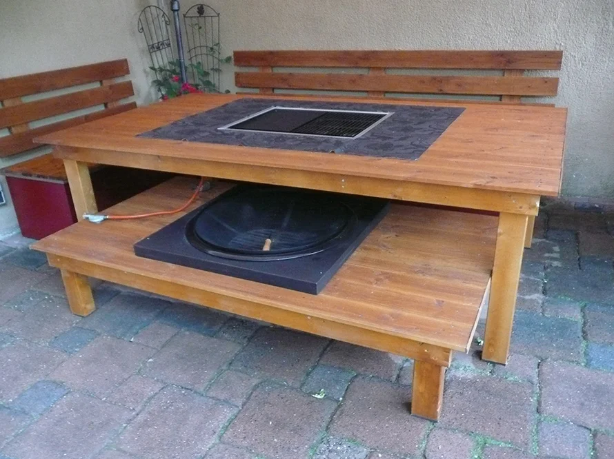 Holztisch mit Gasgrill