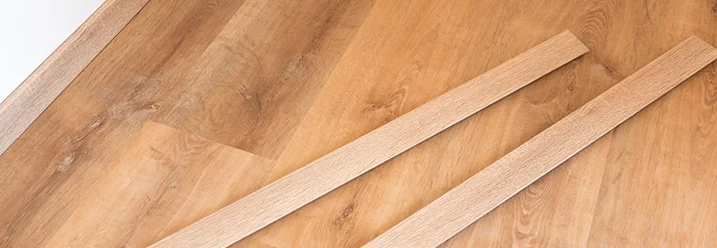 Heller Holzboden mit Sockelleisten