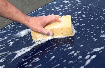 RT Winterfester Auto Waesche 20 46 717x467 Auto wird mit einem Schwamm gewaschen