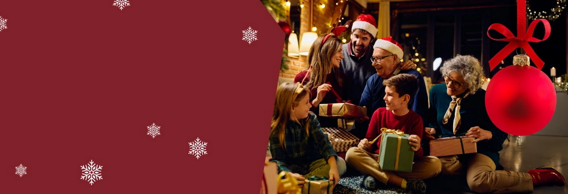 Familie sitzt an Weihnachten zusammen