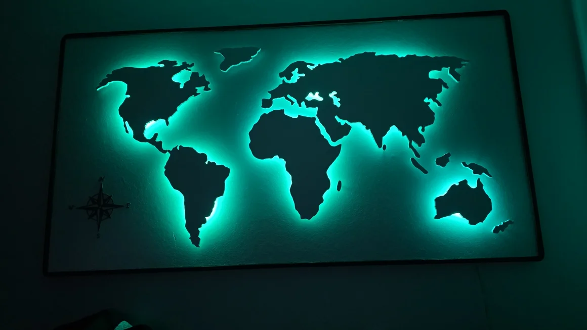 Eine Weltkarte als Wanddekoration mit grüner Hintergrundbeleuchtung.
