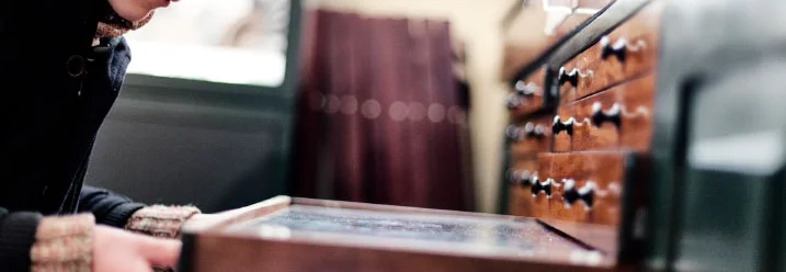 Person zieht Schublade einer Kommode auf