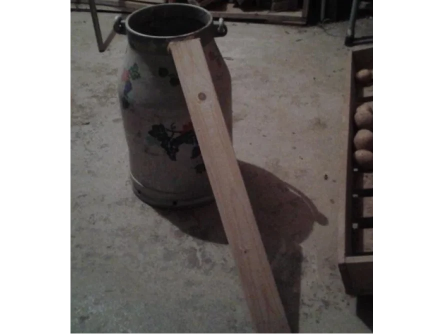 Metallkanne und Holzbrett