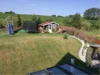 Garten mit Spielgeräten und Gartenhaus