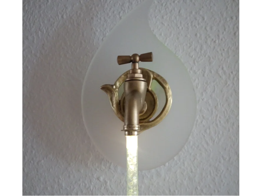 Wasserhahn mit Lichtinstallation