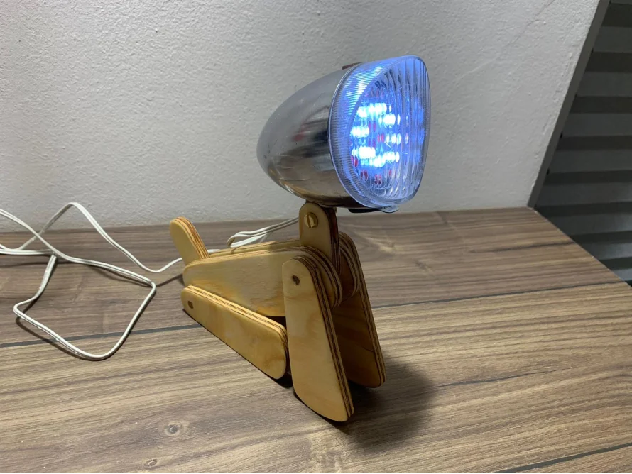 Hunde-Nachttischlampe aus Holz mit LED-Lampe