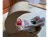 Baby in einem mondförmigen Babybett