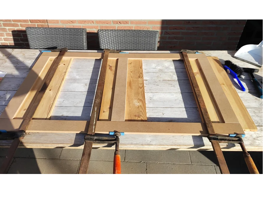 Zwei Holzrahmen werden mit Schraubzwingen fixiert.