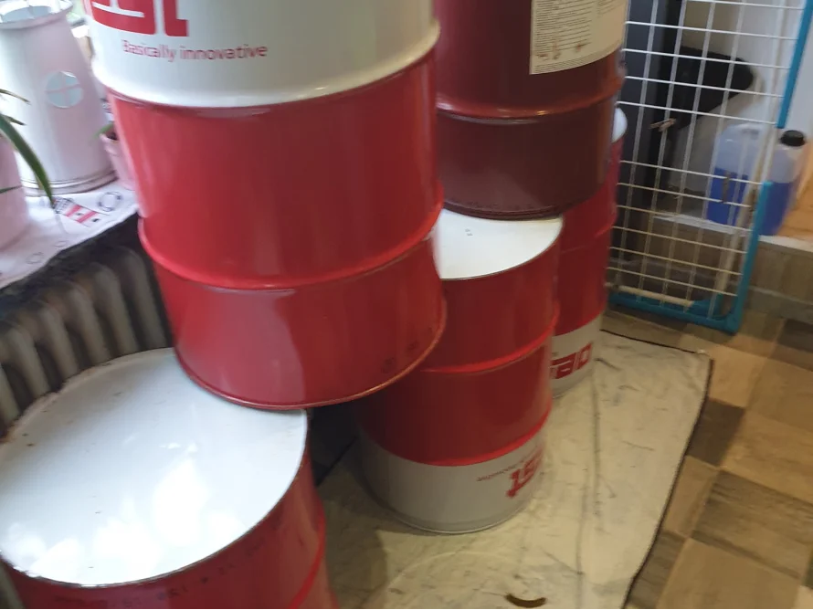 Stapel von roten und weißen Fässern