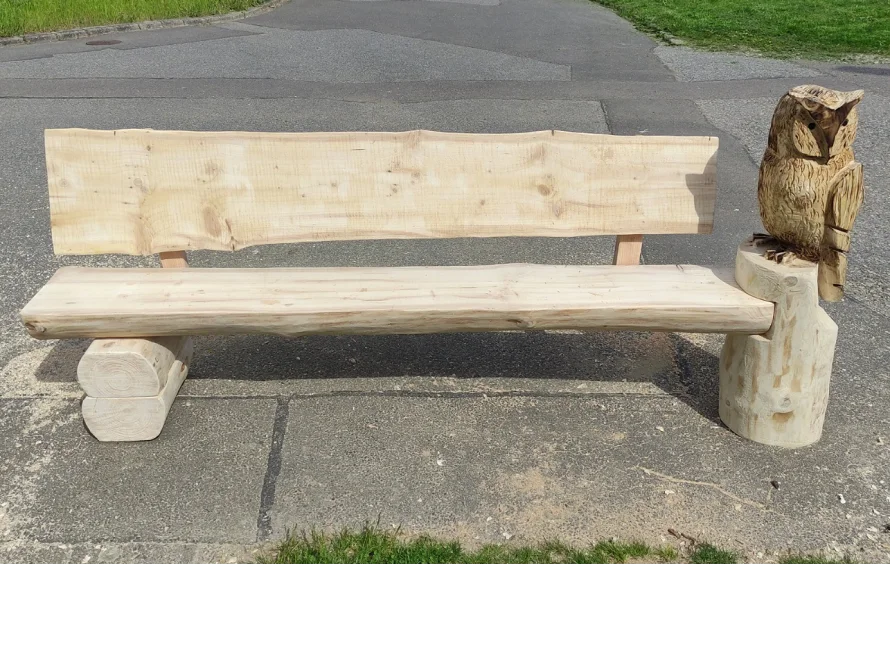 Rustikale Holzbank mit Eulenfigur