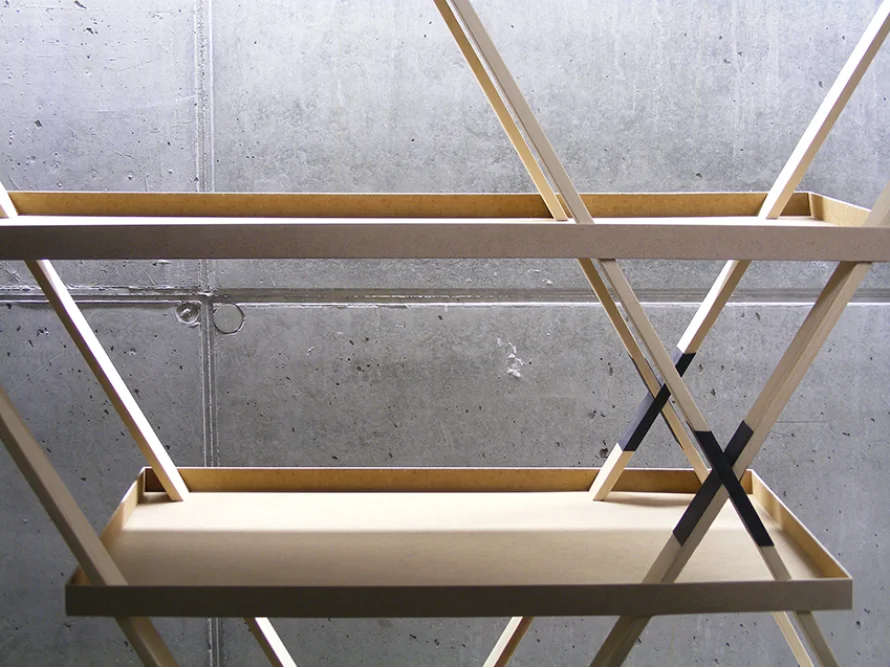 Holzgestell mit zwei Ebenen