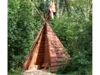 Hölzernes Tipi im Wald
