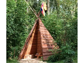 Hölzernes Tipi im Wald