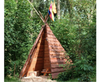 Hölzernes Tipi im Wald