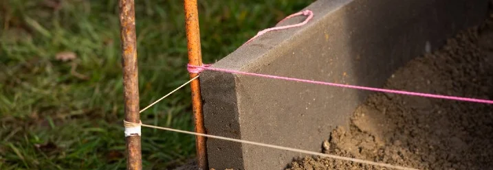 Grenzschnur an Pfählen