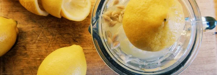 Zitronen und Zitronenpresse