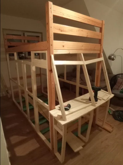 Holzgestell eines Hochbettes während des Aufbaus