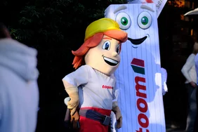 Zwei Maskottchen, eines davon trägt einen Bauhelm und Arbeitskleidung.