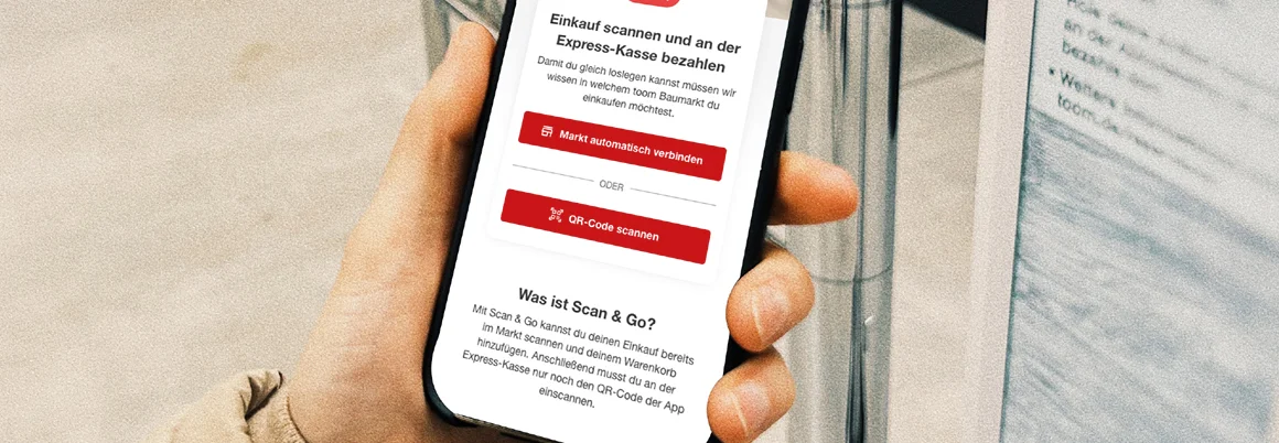 Eine Hand hält ein Smartphone mit der geöffneten Scan & Go App.