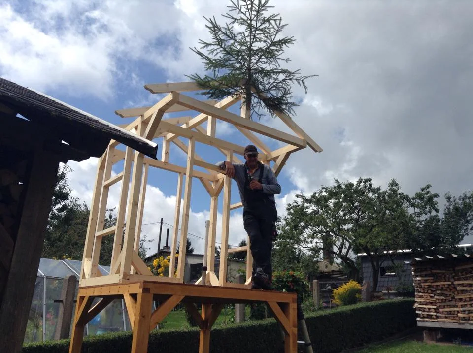 Person baut ein Gartenhaus