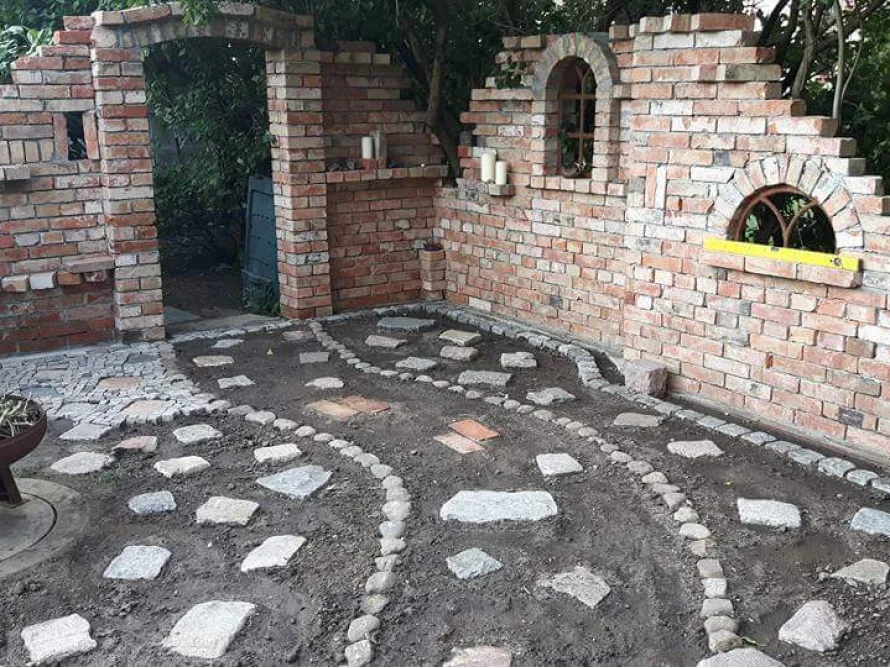 Gartenweg aus Steinen und Ziegeln