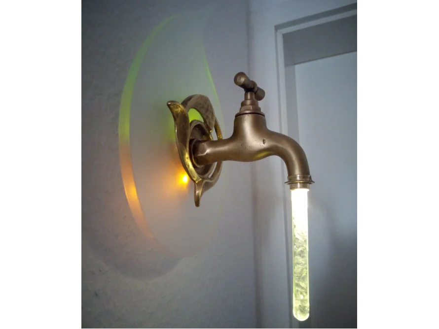 Wasserhahn als Lampe mit Lichtstrahl