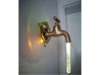 Wasserhahn als Lampe mit Lichtstrahl