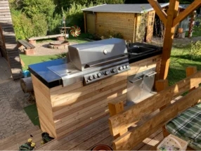 Außenküche mit Gasgrill