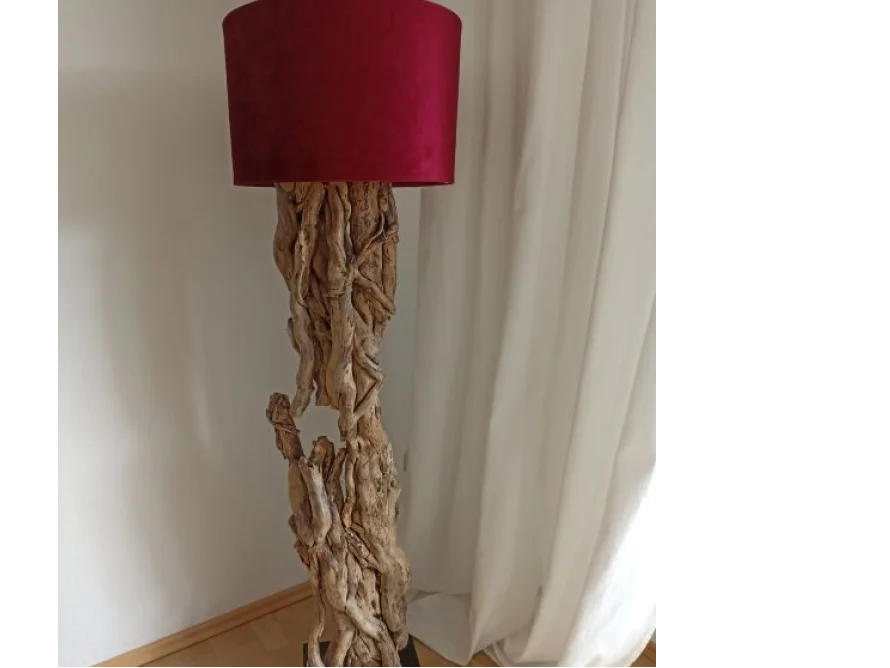 Stehlampe mit Treibholz und rotem Lampenschirm