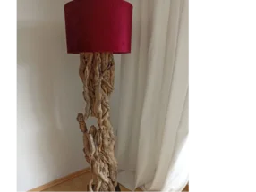Stehlampe mit Treibholz und rotem Lampenschirm